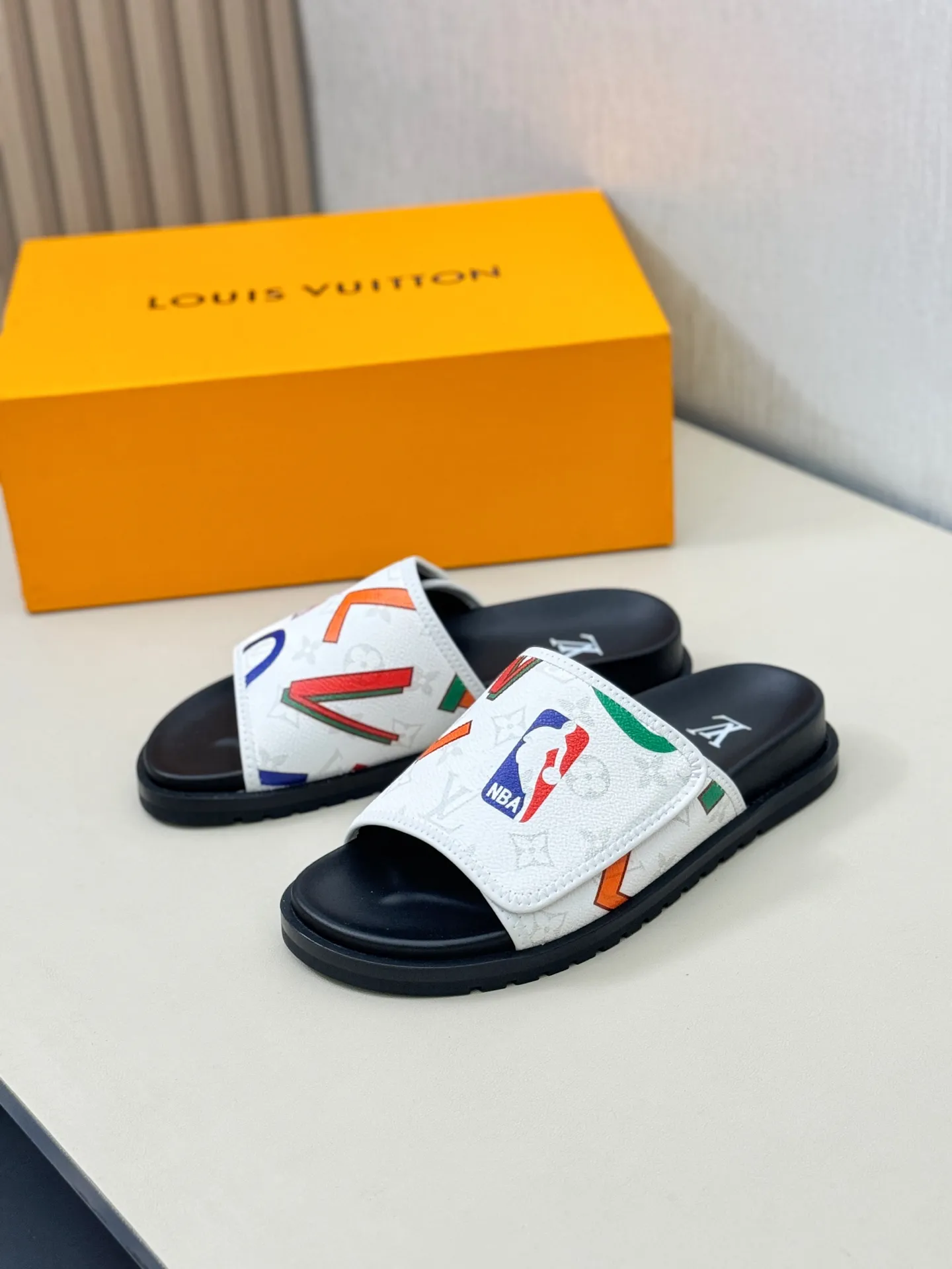 [L Home] P: 340💰Size: 38-45 Top purchasing agent lv men's summer slippers, classic presbyopia with Velcro, soft real leather lining, unique color splicing effect, distinctive personality, fashionable and trendy essential style, light and comfortable. Lightweight and tough rubber insole, micro ridged foam outsole, super comfortable!